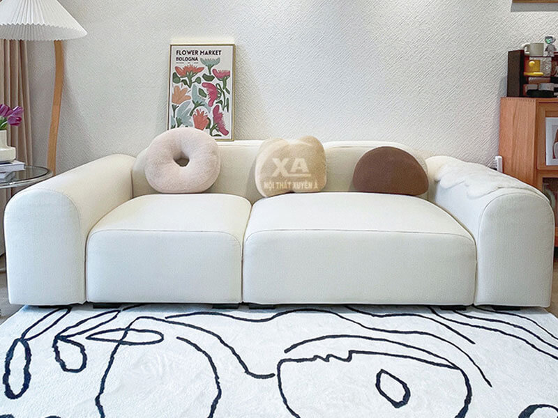 Ghế sofa băng mini bọc vải cao cấp màu trắng kem.