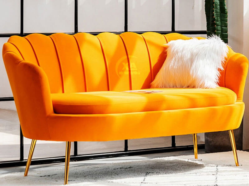 Sofa băng bọc vải nhung màu cam nổi bật thiết kế Vintage đẹp tinh tế.
